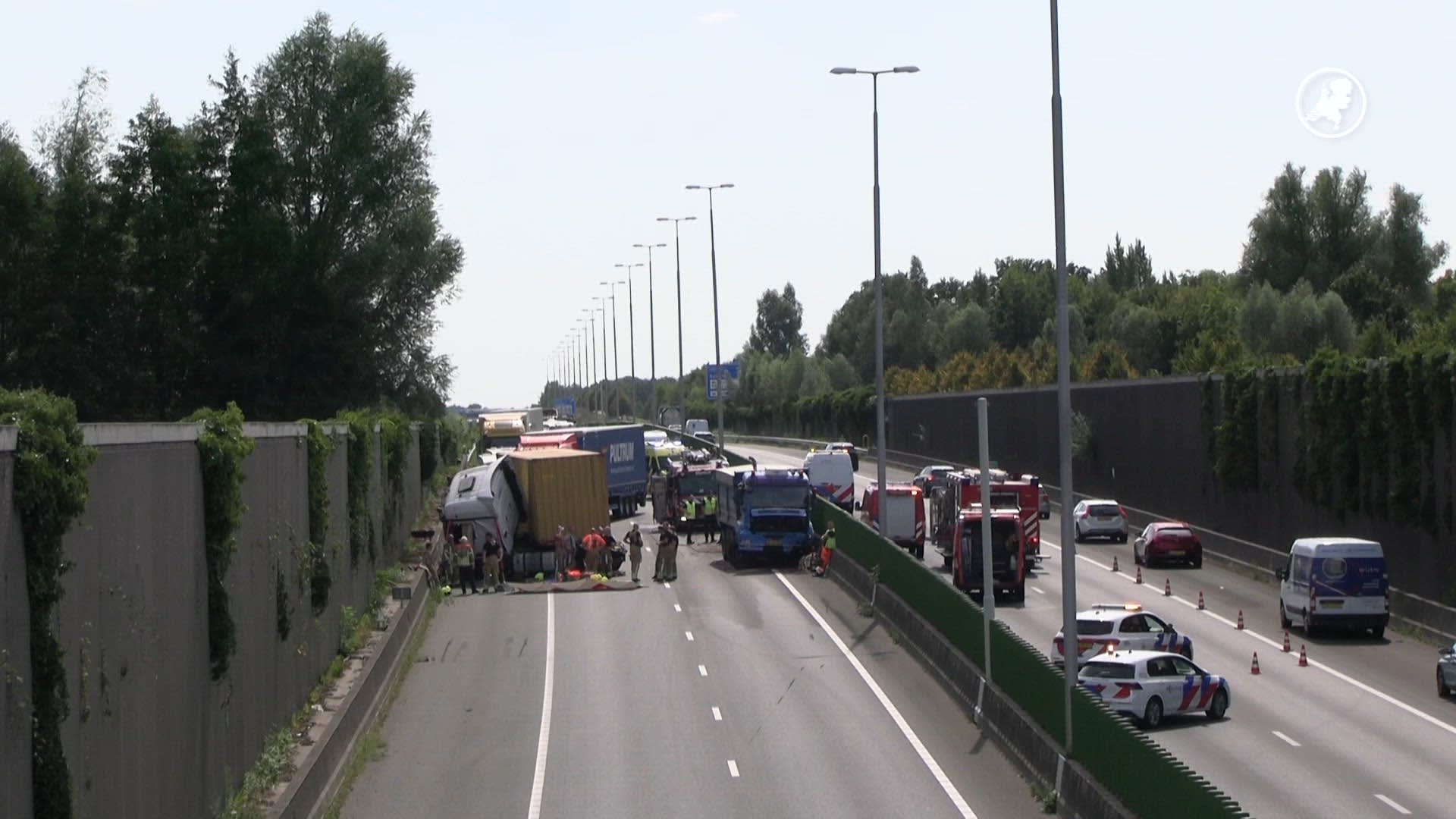 Ernstig ongeval met twee vrachtwagens: twee gewonden, A73 afgesloten