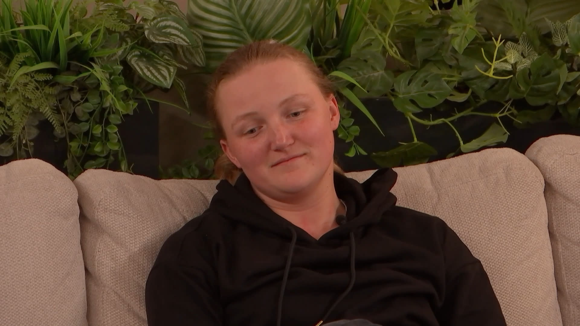 Mariska eindigt alleen in de hottub...