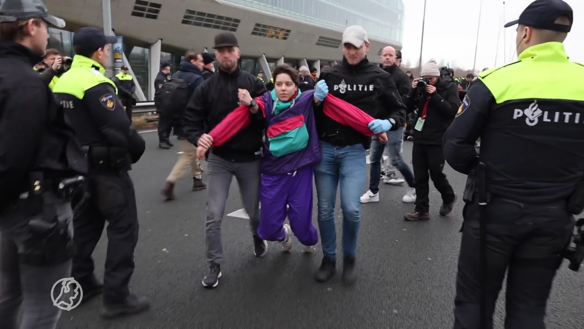 Politie verwijdert demonstranten van A10