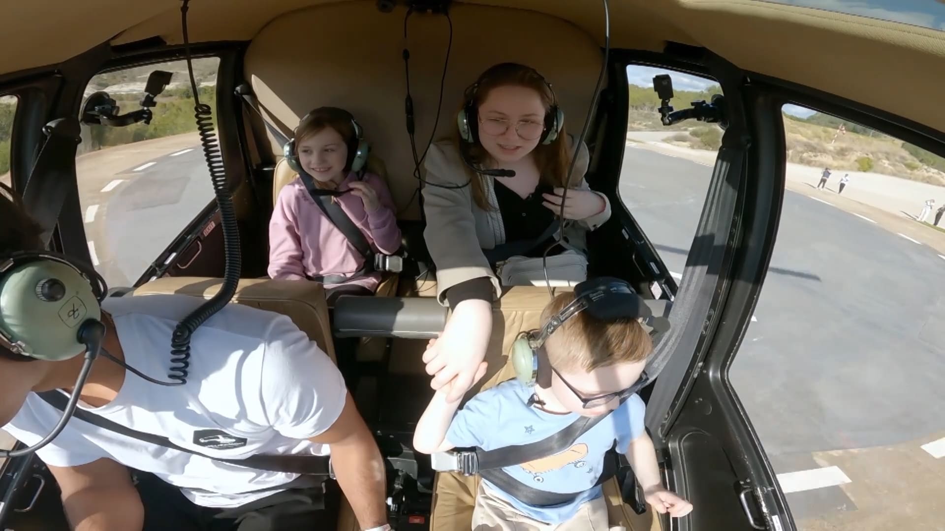 Romy en de kids vliegen voor het eerst in een helikopter