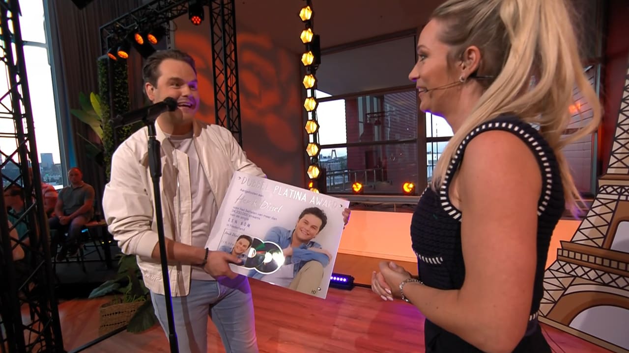 Henk Dissel opent De Oranjezomer met 'Een bom' en krijgt dubbel platina plaat van Hélène!