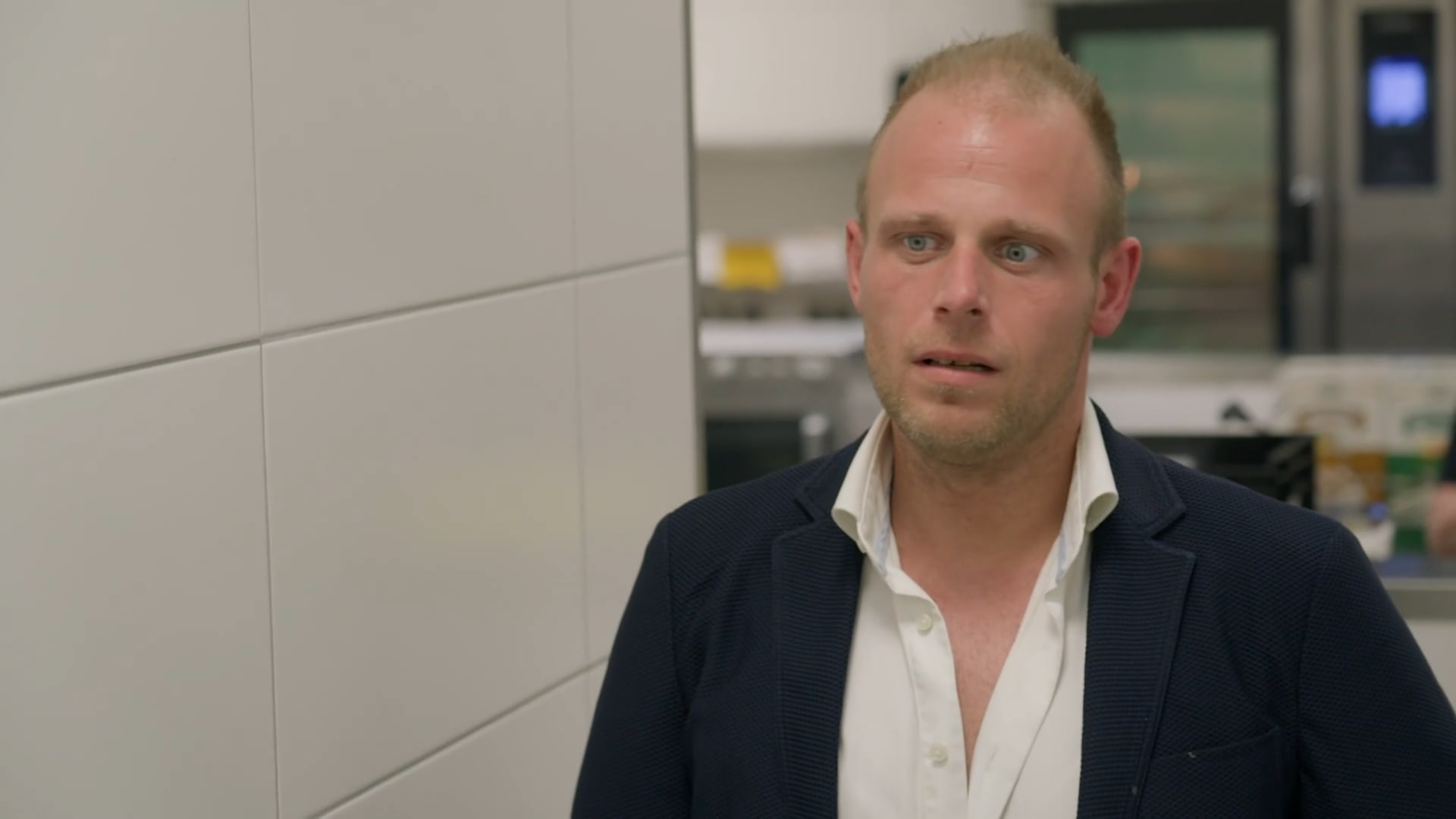 Mark krijgt het zwaar tijdens voorbereiding feestavond