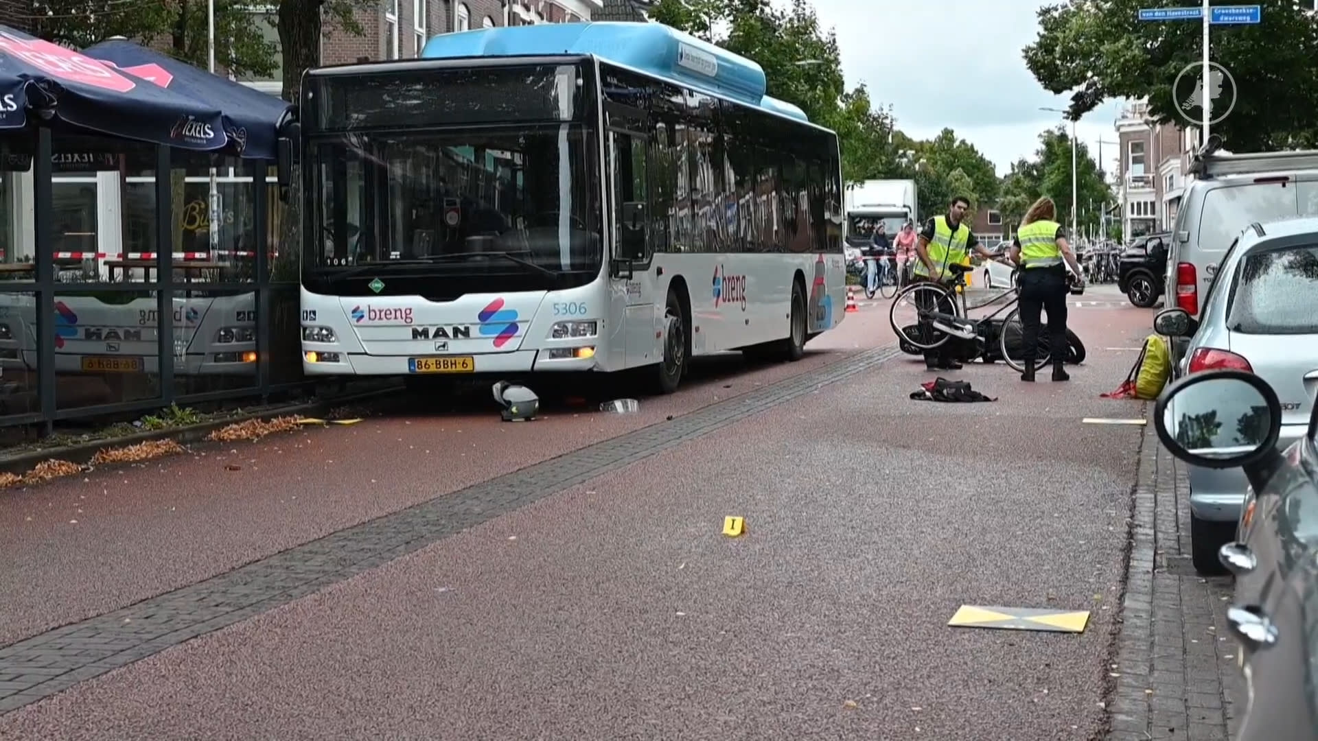 Bus rijdt over gevallen bromfietser in Nijmegen: man overlijdt in ziekenhuis
