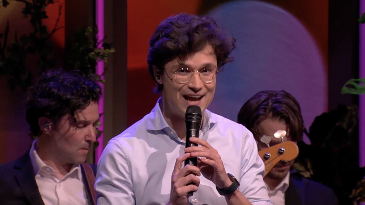 Dennis van Aarssen trakteert publiek op prachtig toegift tijdens commercial break De Oranjezondag