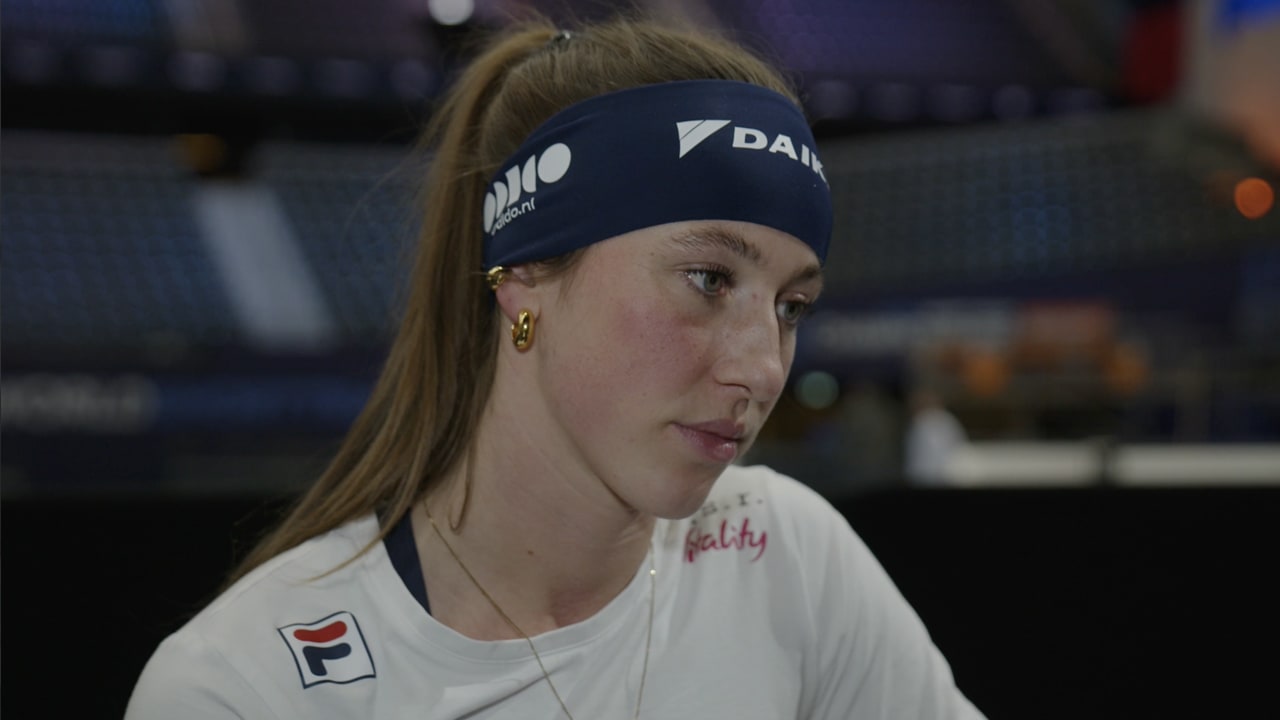 Noa Vahle spreekt Suzanne Schulting over WK shorttrack en gebroken enkel