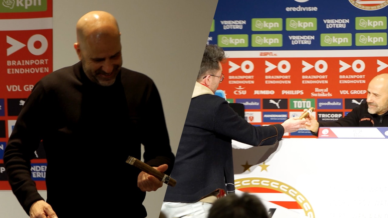 Peter Bosz krijgt dikke sigaar overhandigd van Tom Staal