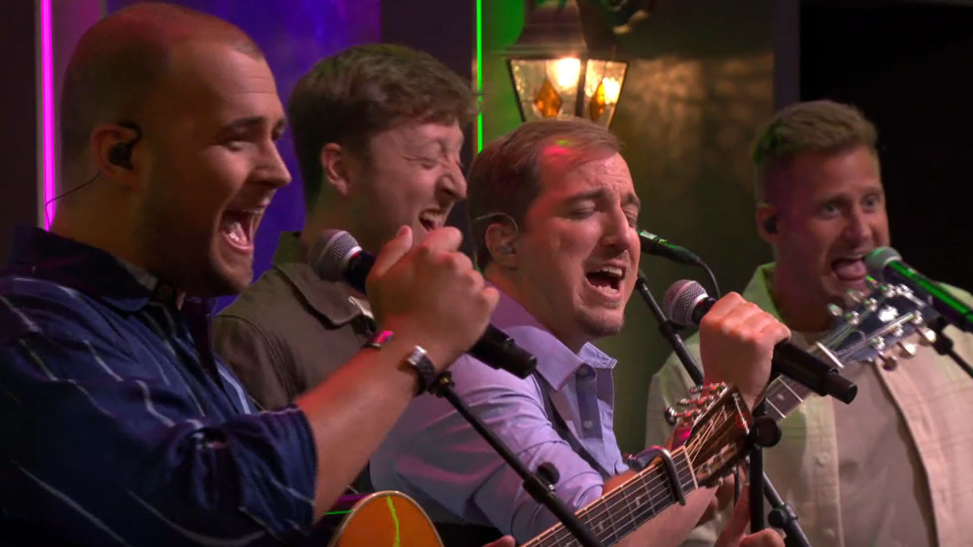 MainCourse speelt 'Stayin' Alive' in commercialbreak van De Oranjezomer