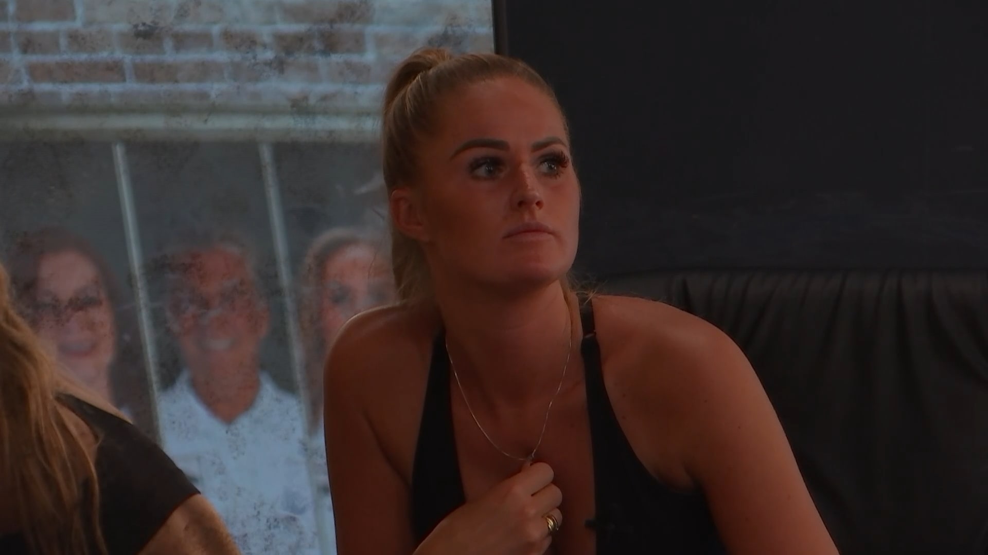 Erik gooit zijn hengel uit naar Kim!