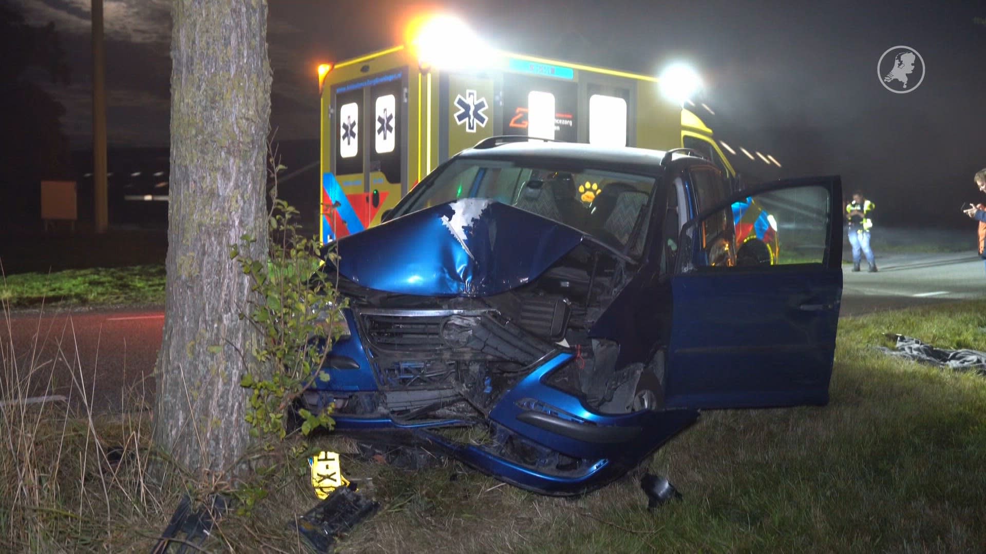 Automobilist rijdt tegen boom in Oldehove