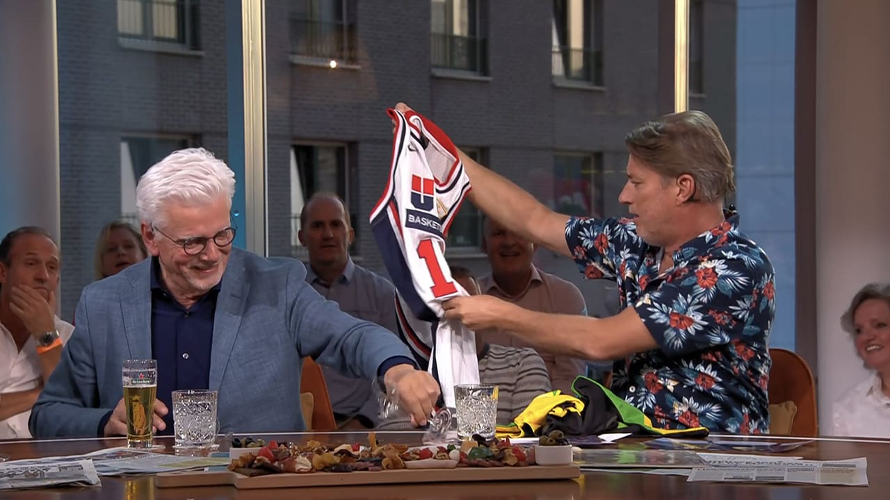 Jan Slagter gooit glas aan tafel stuk: 'Was jij hem effe, ouwe reus!'