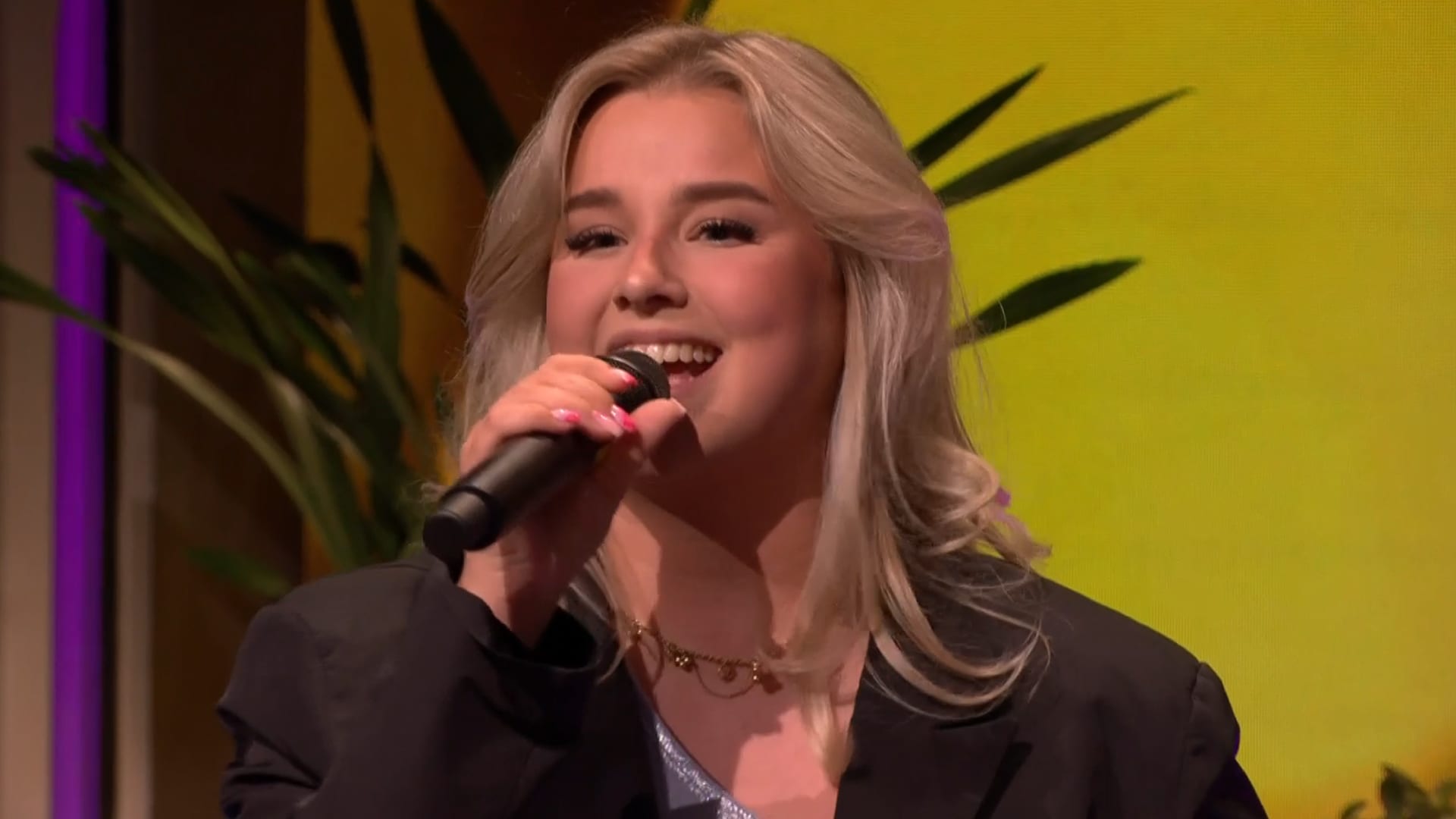 Senna Willems zorgt met 'Kleine Vogel' voor sfeervolle opening De Oranjezondag