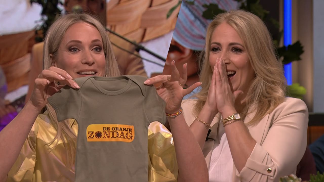 Hélène verrast zwangere Lilian Marijnissen met een De Oranjezondag-rompertje