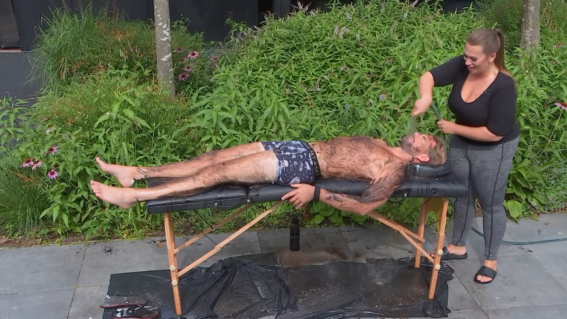 Marco krijgt een speciale massage van Serena!