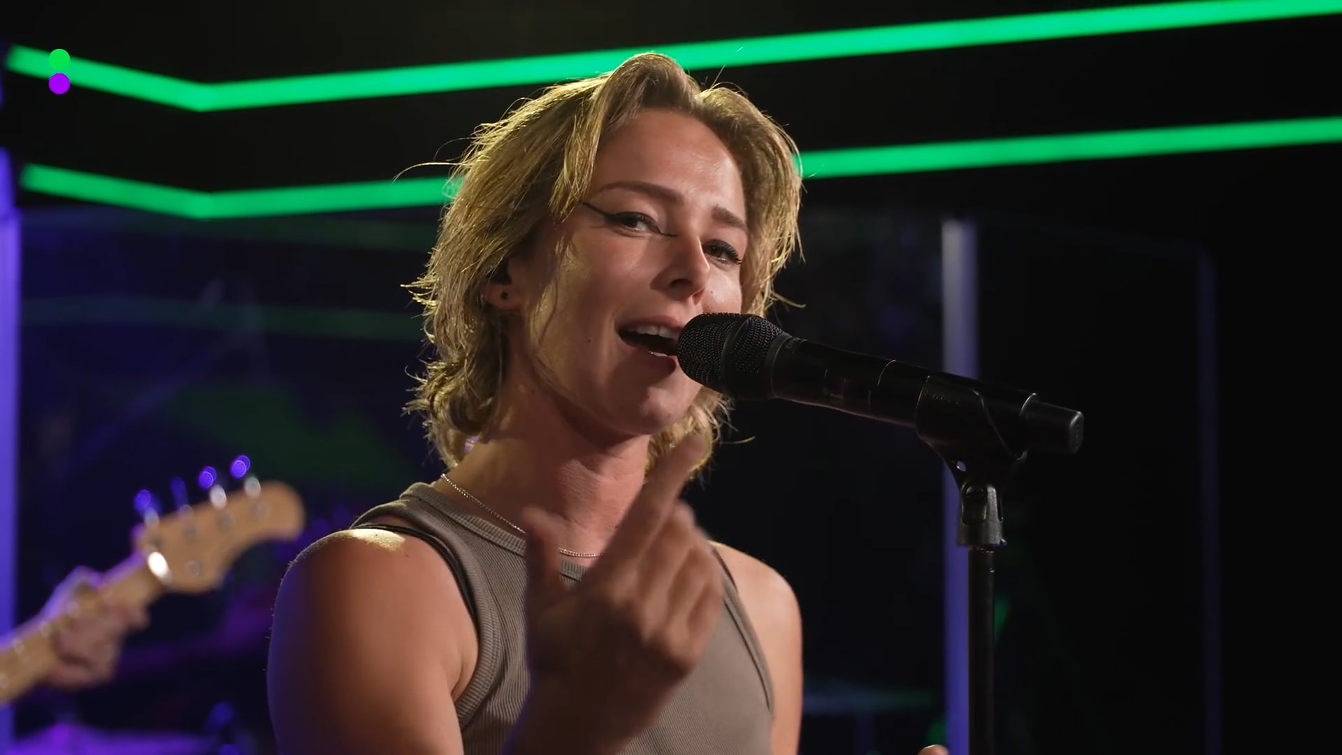Wow! SERA speelt de studio plat met Don’t Leave (Kylie)