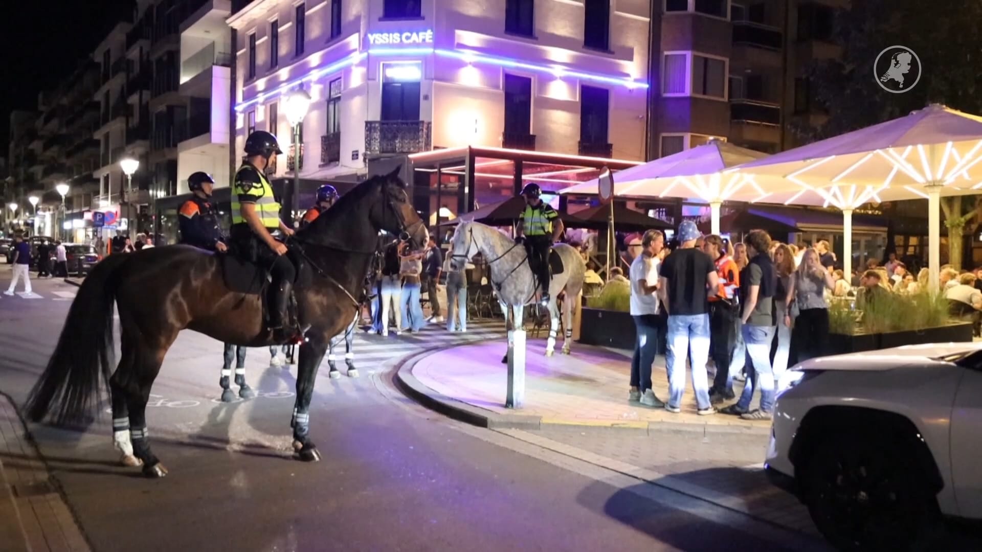 Nederlandse politie patrouilleert in Knokke-Heist met paarden