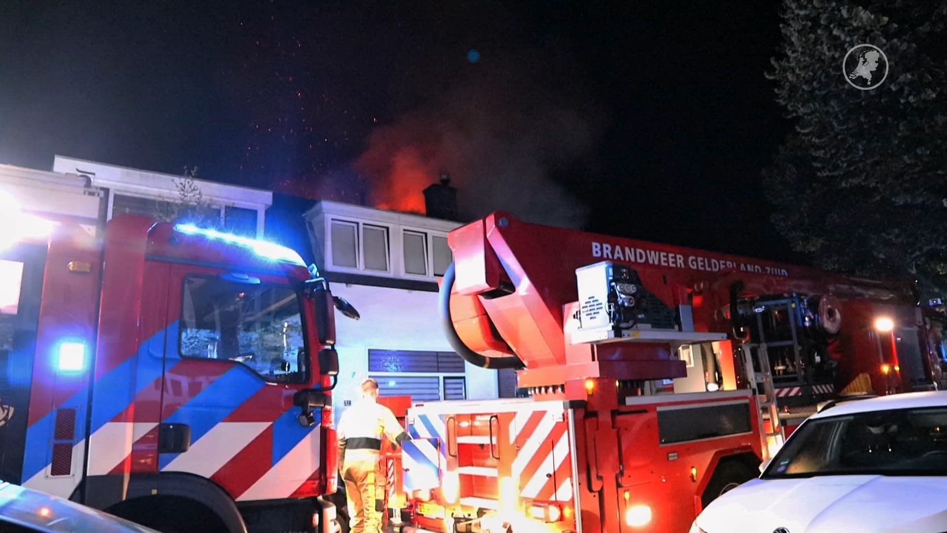Dode bij felle woningbrand in Tiel, politie doet onderzoek
