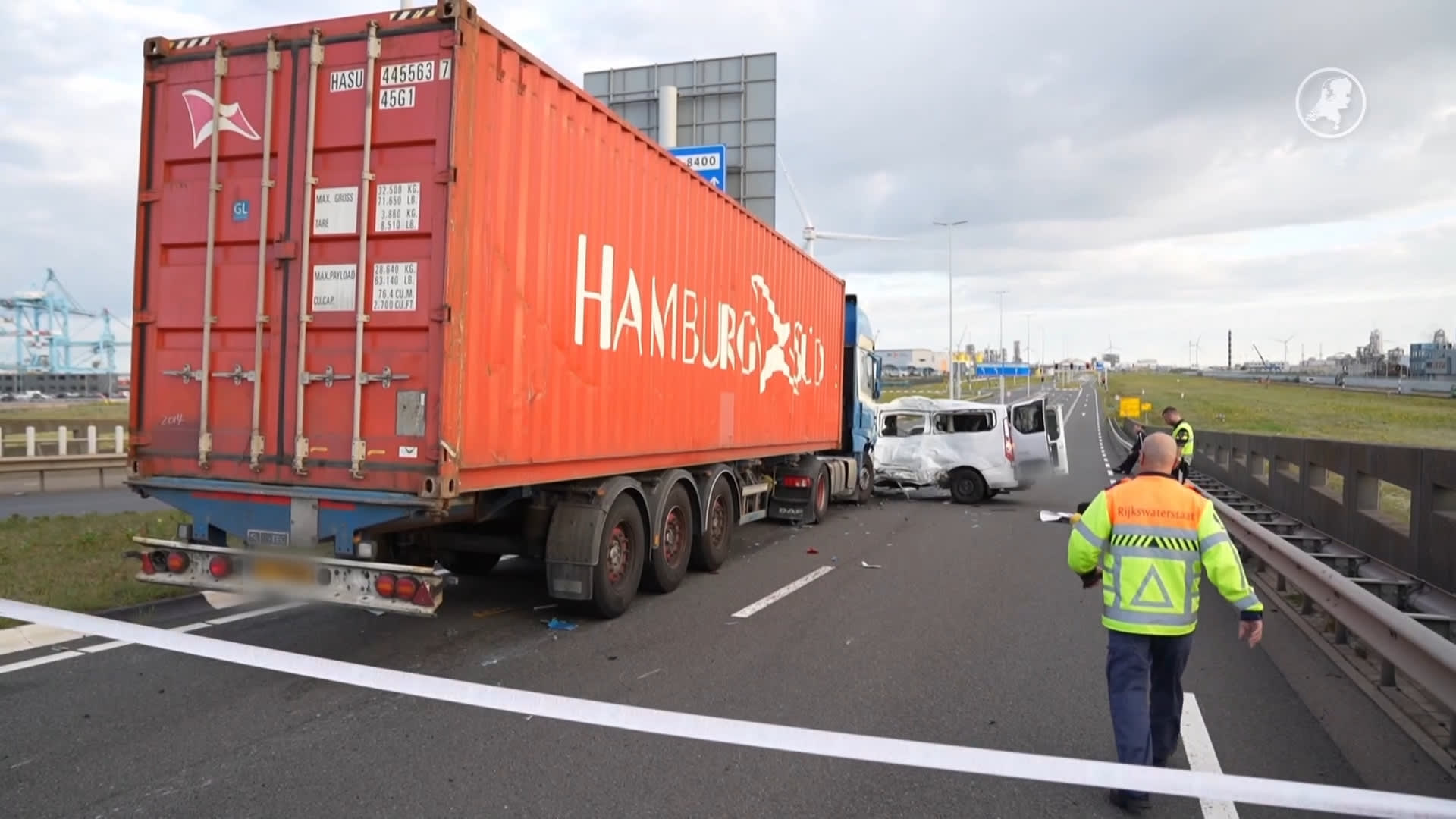 Vier gewonden bij botsing met vrachtwagen op Maasvlakte