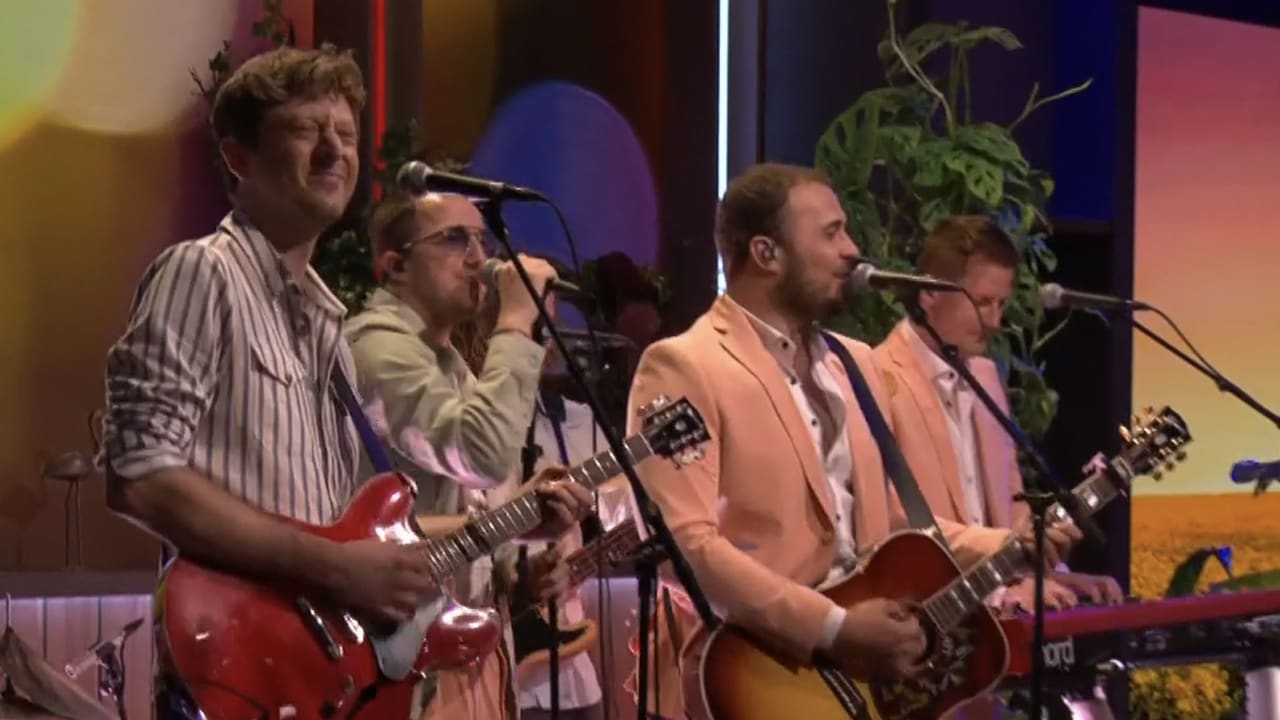 Bee Gees Forever zorgt met 'Stayin' Alive' voor heerlijke opening van De Oranjezondag!