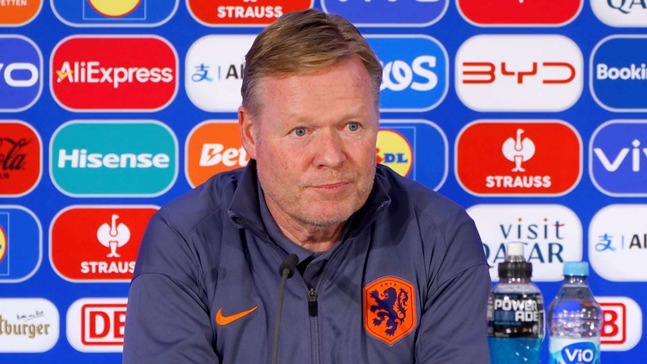 Koeman ziet slechte grasmat in Volksparkstadion: 'We hadden hier niet mogen trainen vanwege het veld'