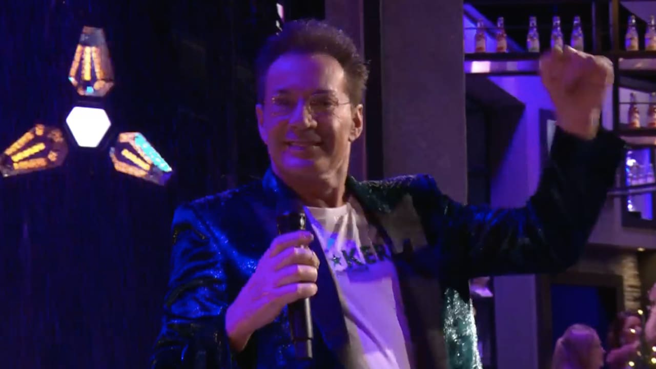 Gerard Joling zet Vandaag Inside-studio op z'n kop met nieuwe single 'Twee Motten!'