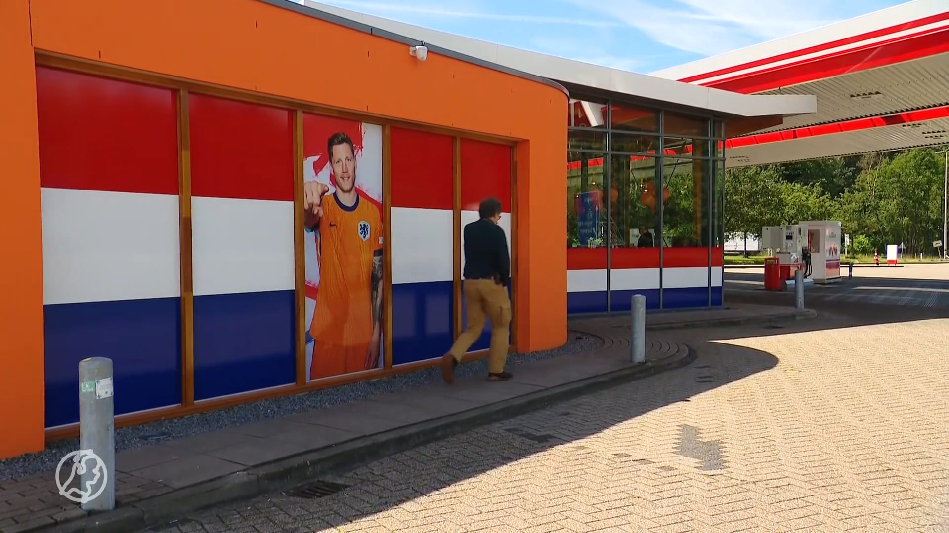 Eerbetoon oranje-spits Weghorst bij tankstation