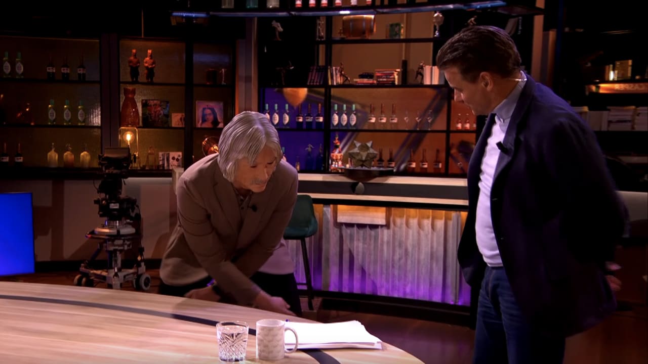 Unieke beelden: Johan Derksen showt zijn dansskills In de Wandelgangen