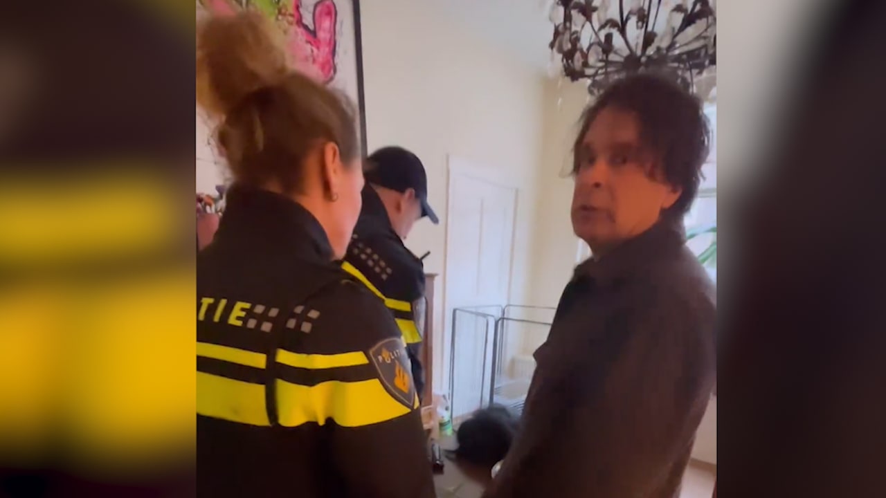 Politie valt binnen bij Hans Teeuwen