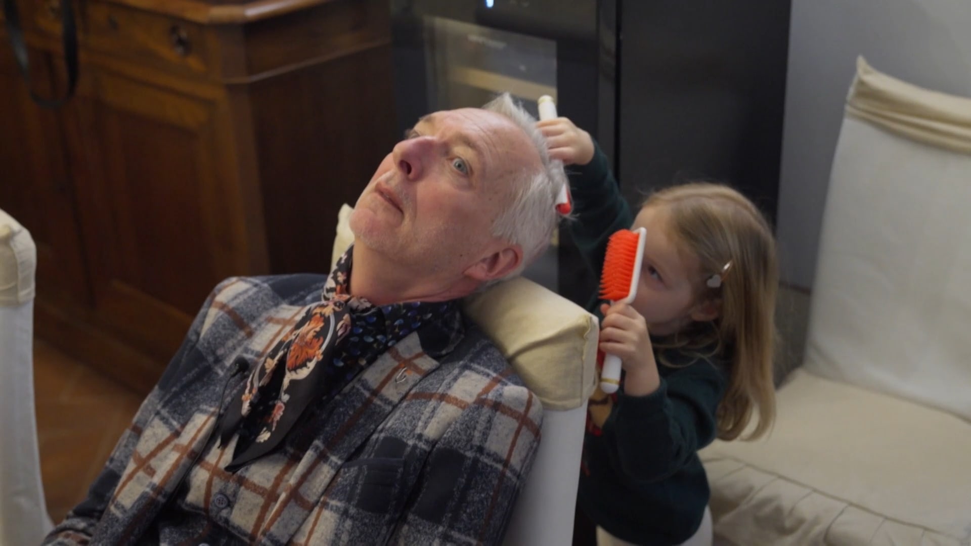 Kleinkinderen geven Martien een make-over