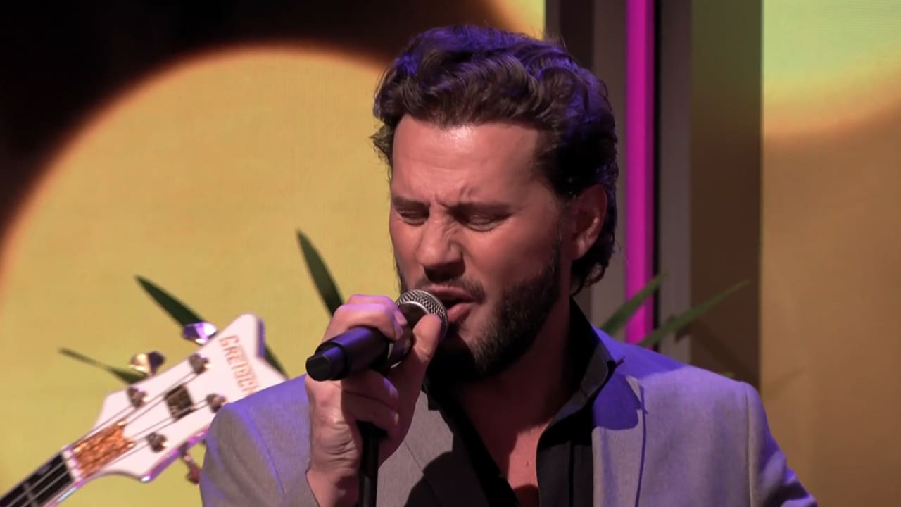 Bouke zet De Oranjezondag-studio op zijn kop met prachtige vertoning van 'Don't Be Cruel'