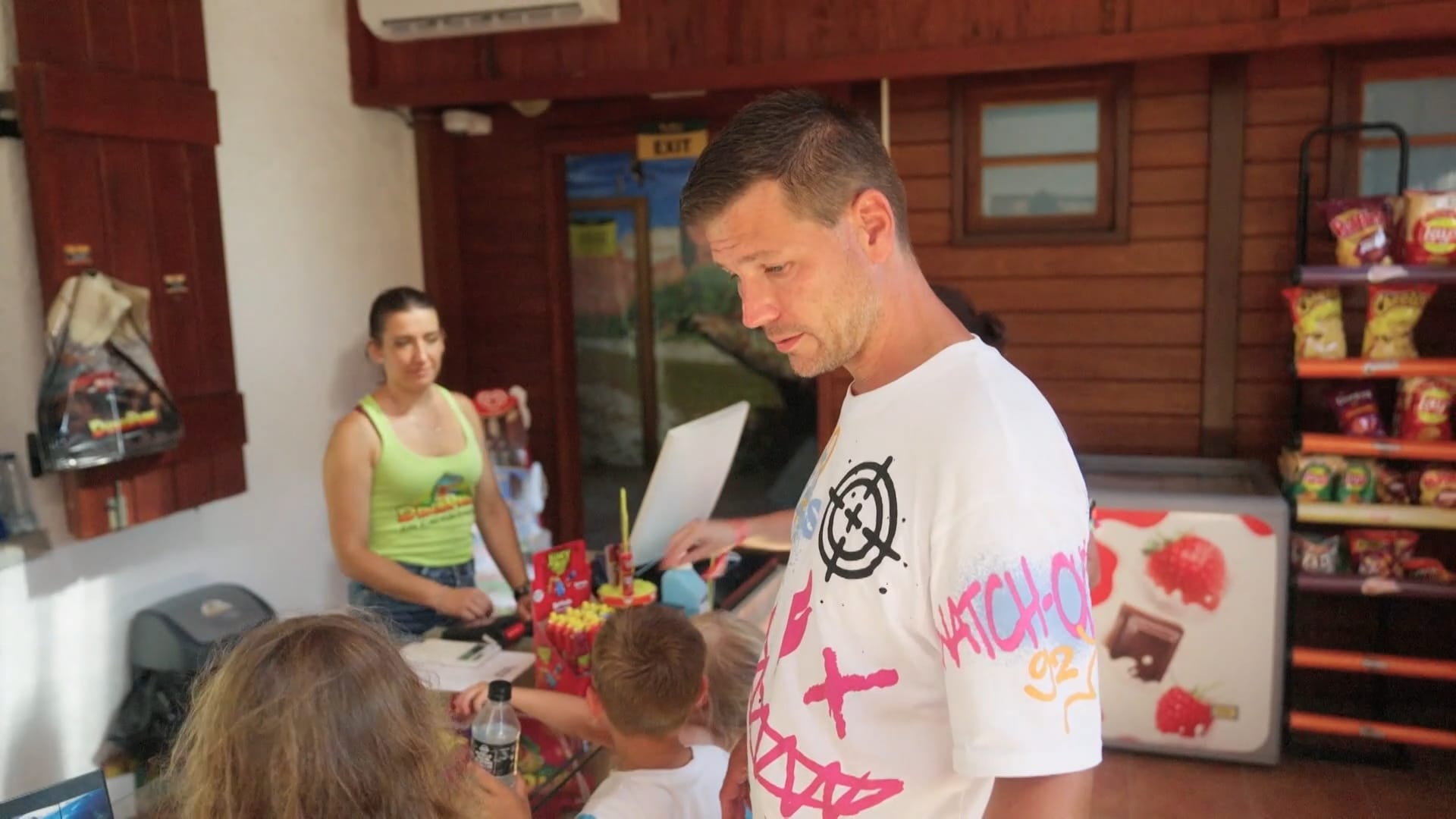 Chaos in de dino-shop: welk souvenir neemt Braylon mee naar huis?