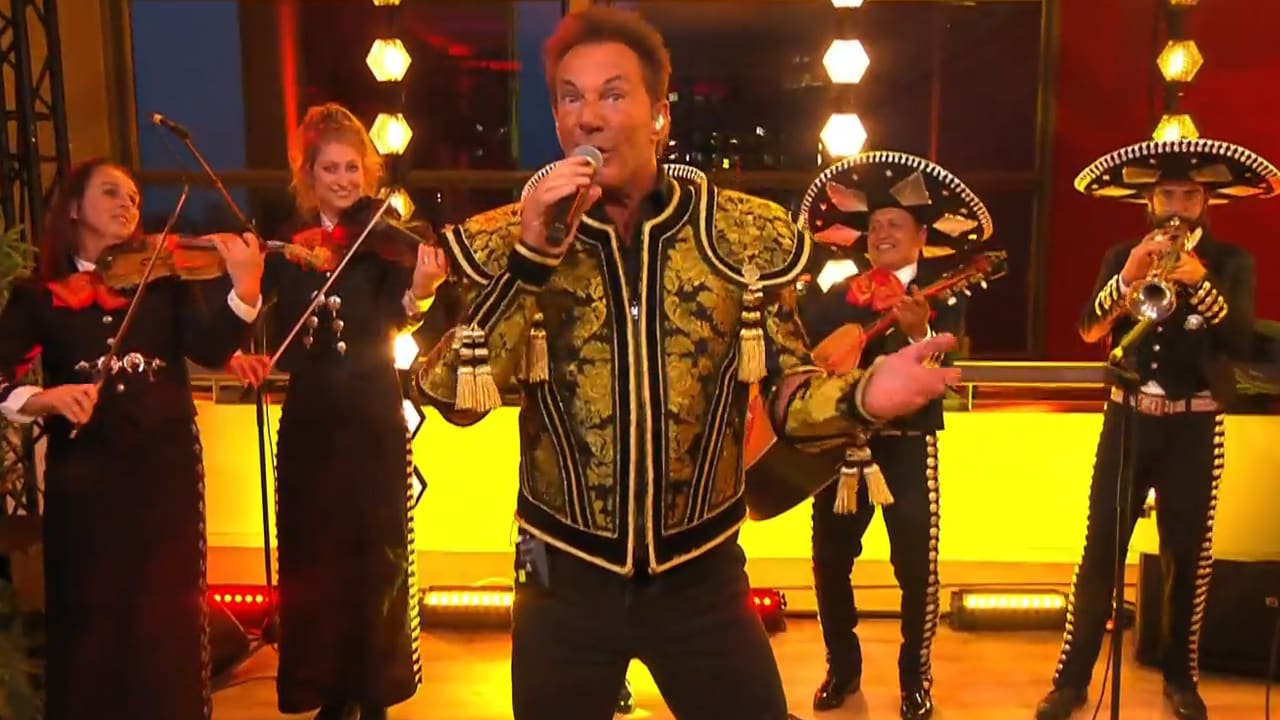 Gerard Joling zingt 'Mexico' tijdens opening De Oranjezomer