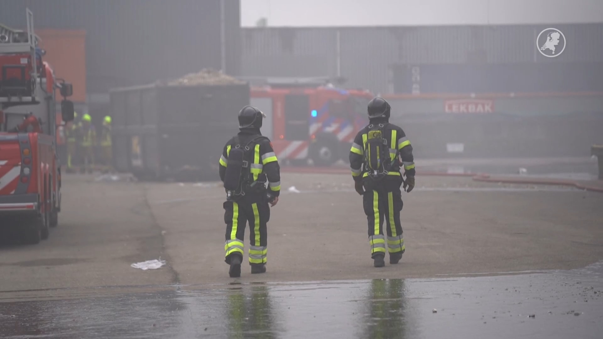Zeer grote brand bij afvalbedrijf in Rotterdam: rook over Heijplaat