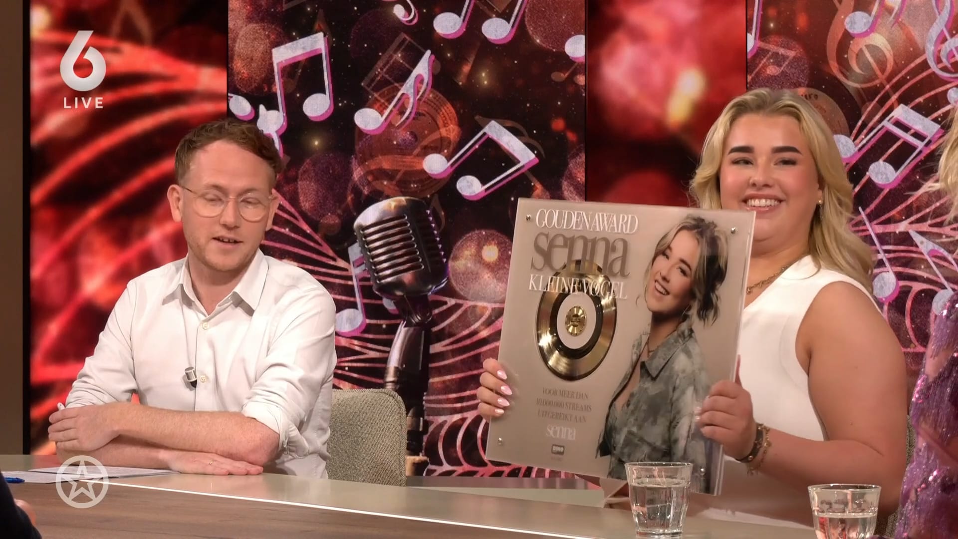 Zangeres Senna in de studio verrast met Gouden Award