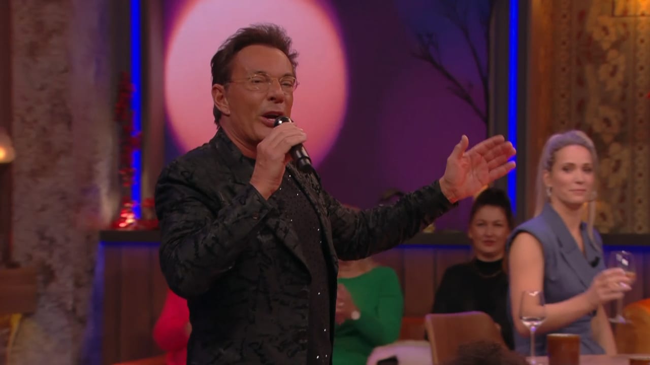 Gerard Joling zet studio op stelten met nieuwe hit ‘Twee Motten’