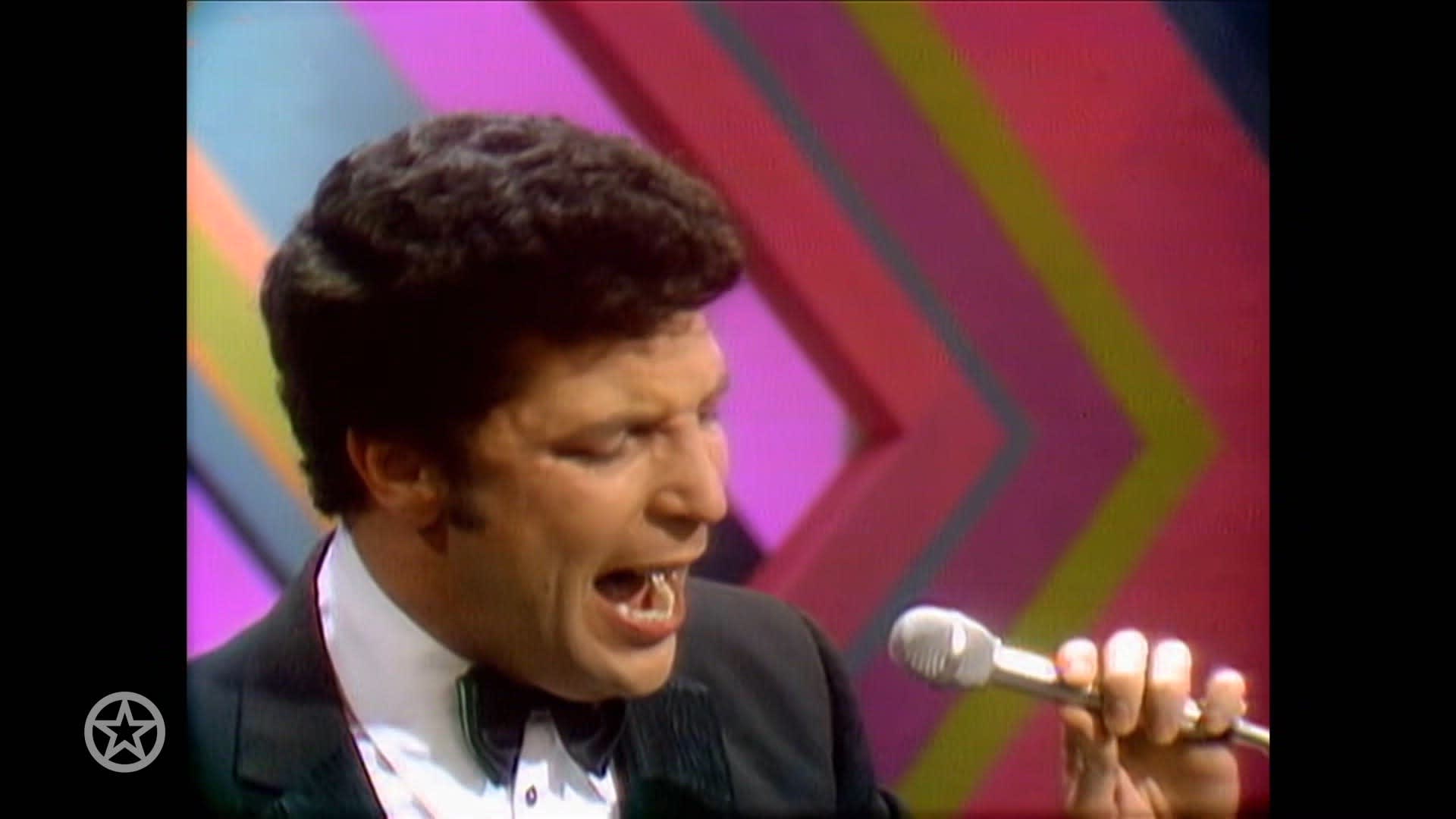 Tom Jones bewijst op zijn 85ste dat -ie nog altijd een Sex Bomb is