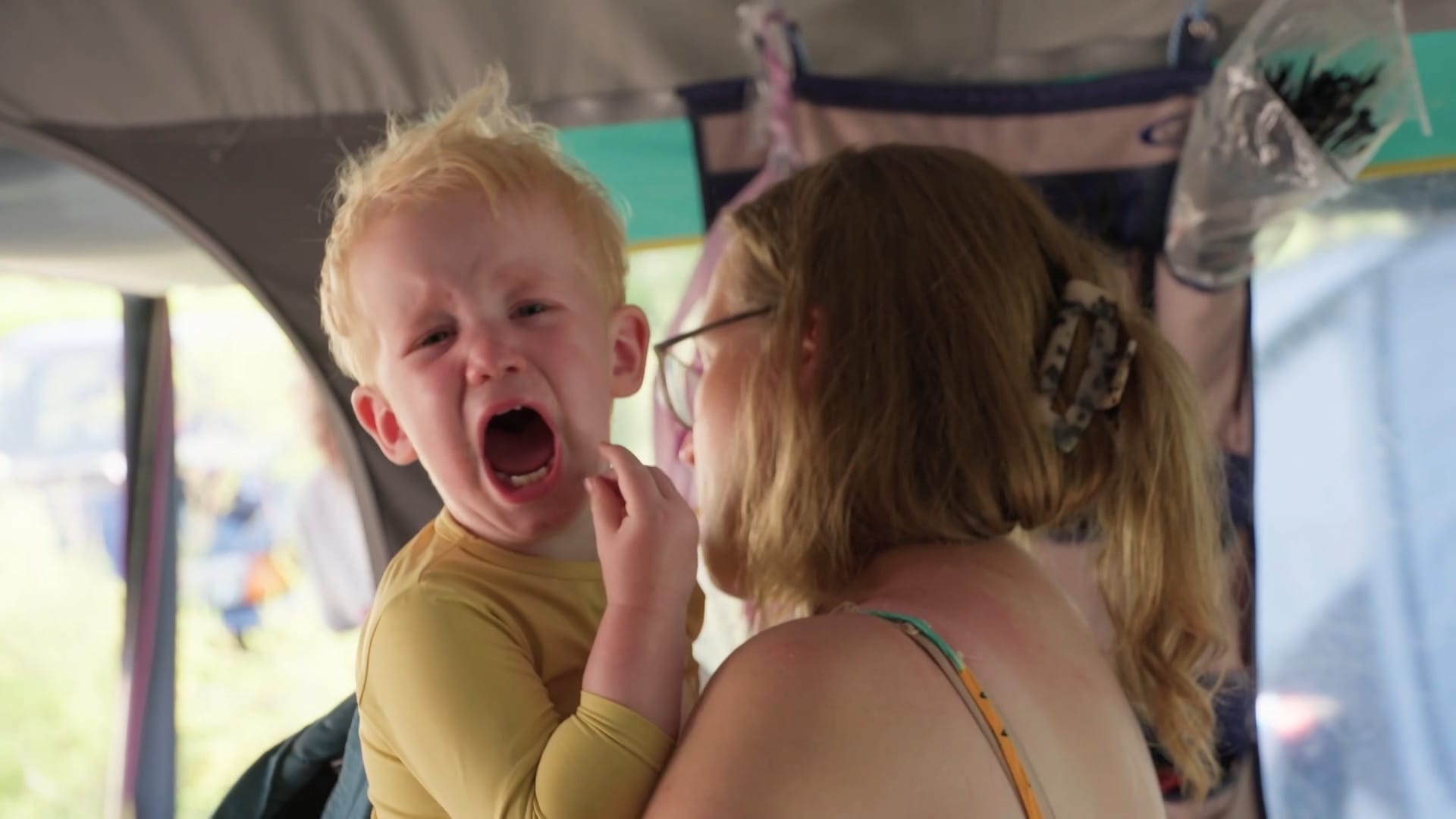 Inpakstress op laatste dag: haalt familie Scheerhoorn het strand nog?