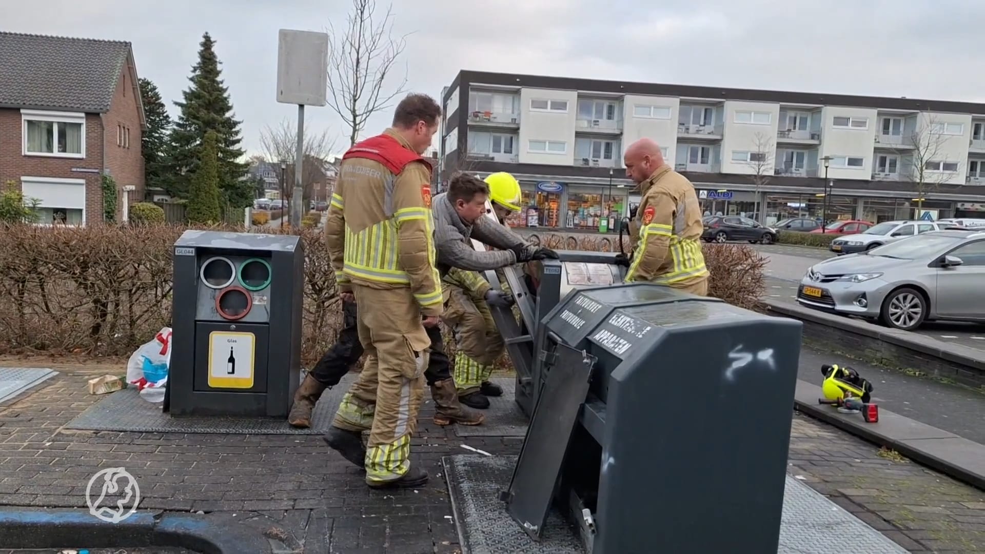 Man brengt nacht door in kledingcontainer in Venlo