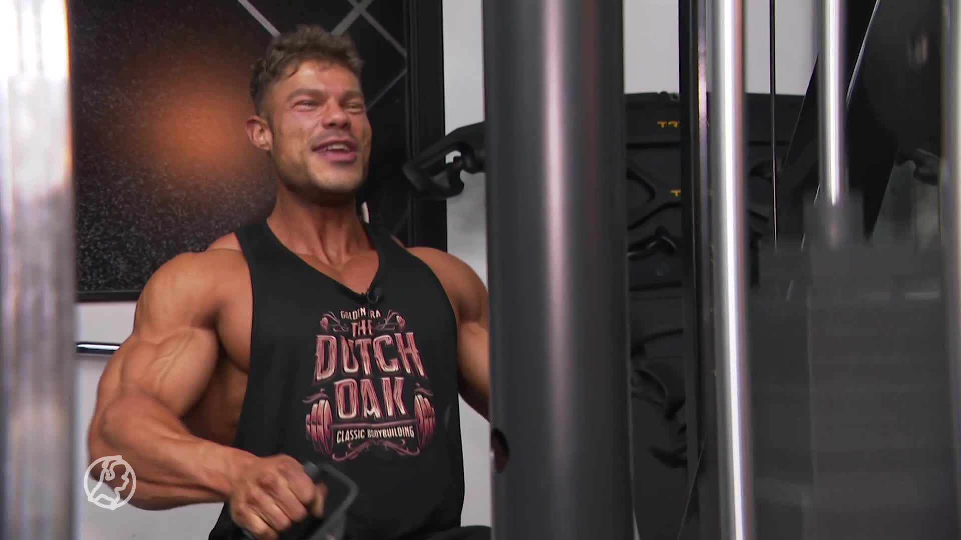 Bodybuilder Wesley wint beroemde prijs, en ontvangt die ook nog eens van Arnold Schwarzenegger