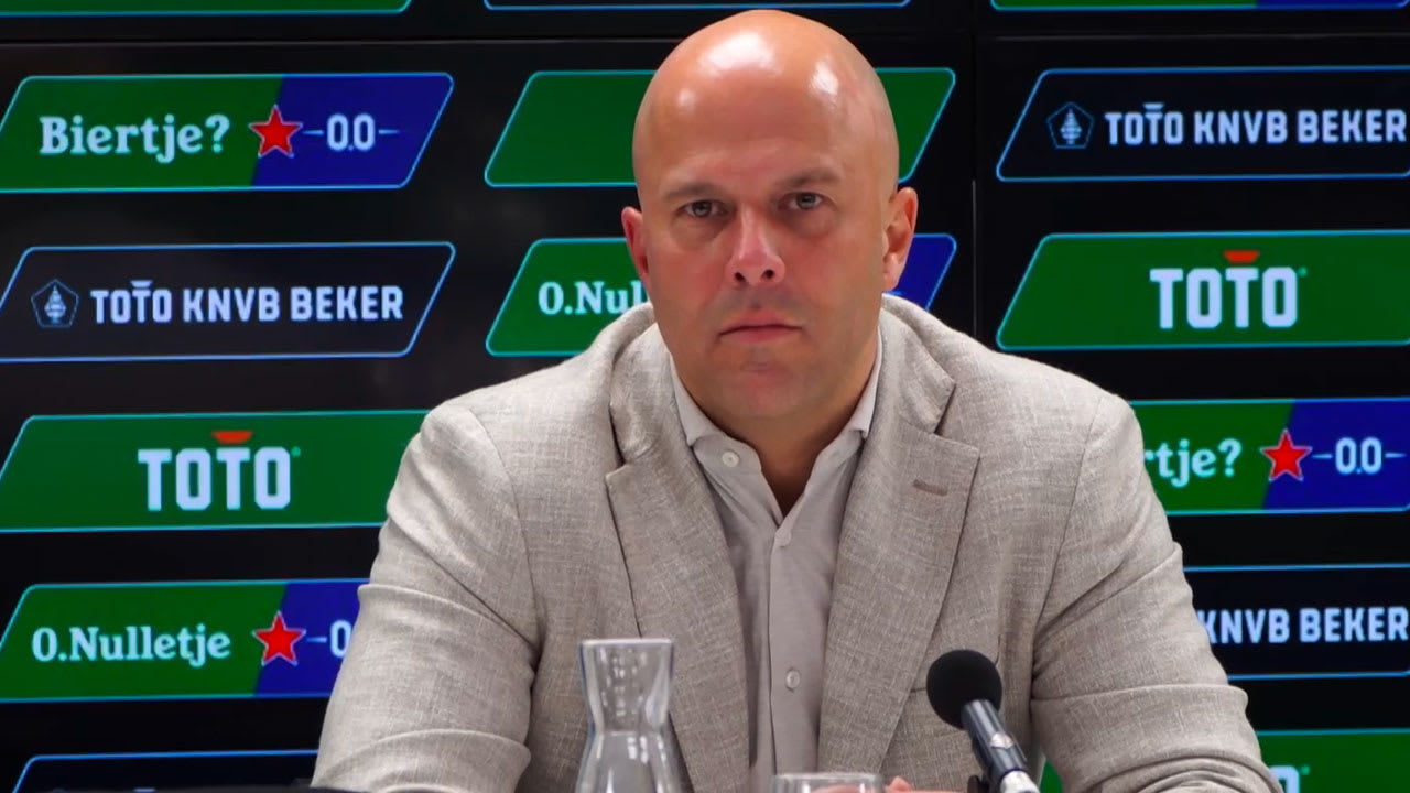 Slot reageert op vuurwerk tijdens bekerfinale: ‘Dat doet absoluut afbreuk aan de sfeer’