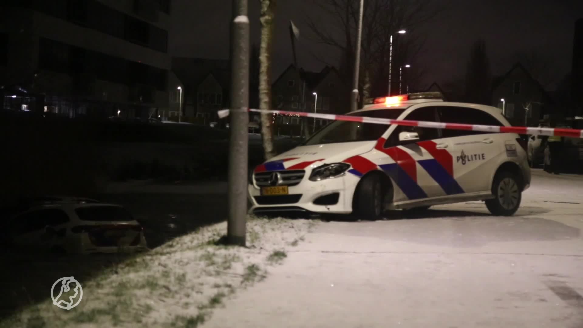 Politieauto glijdt van weg en raakt te water