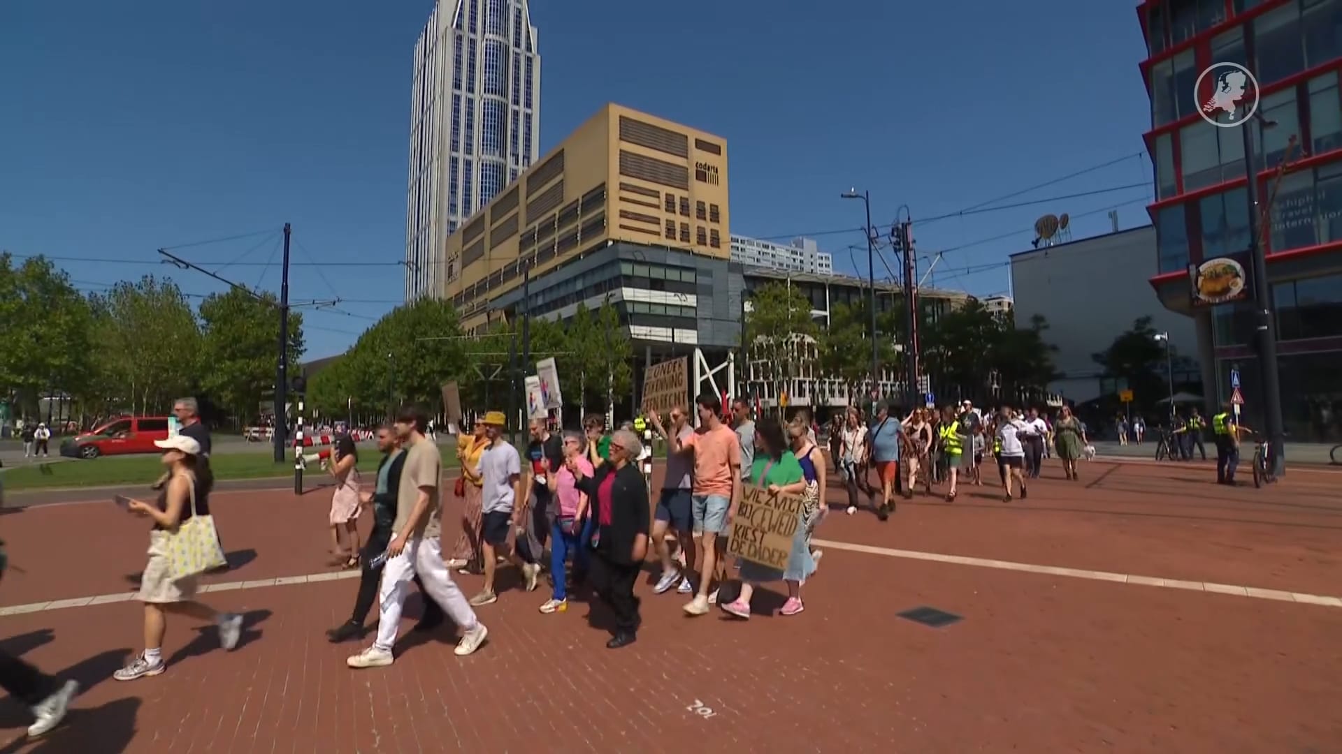 Mars tegen femicide in Rotterdam: 'Vrouwen verdienen beter'