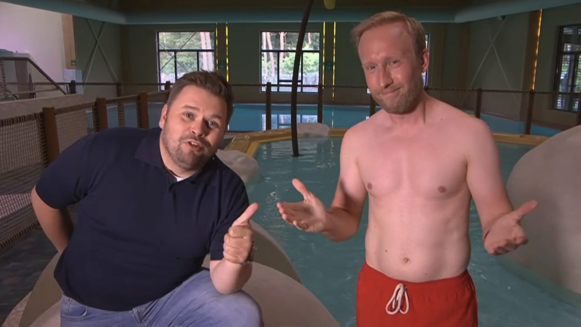 Raymond Mens in rode zwembroek bij De Oranjezomer: ‘Ik snap waar die kijkcijfers vandaan komen!’