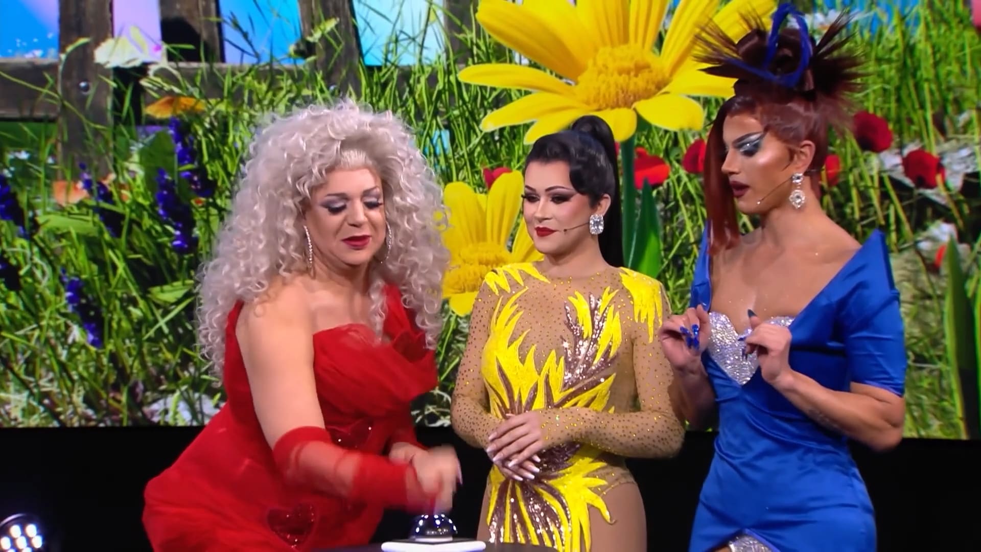Drag queens knikkeren op kleurrijke lentebaan vol regenbogen en bloemen
