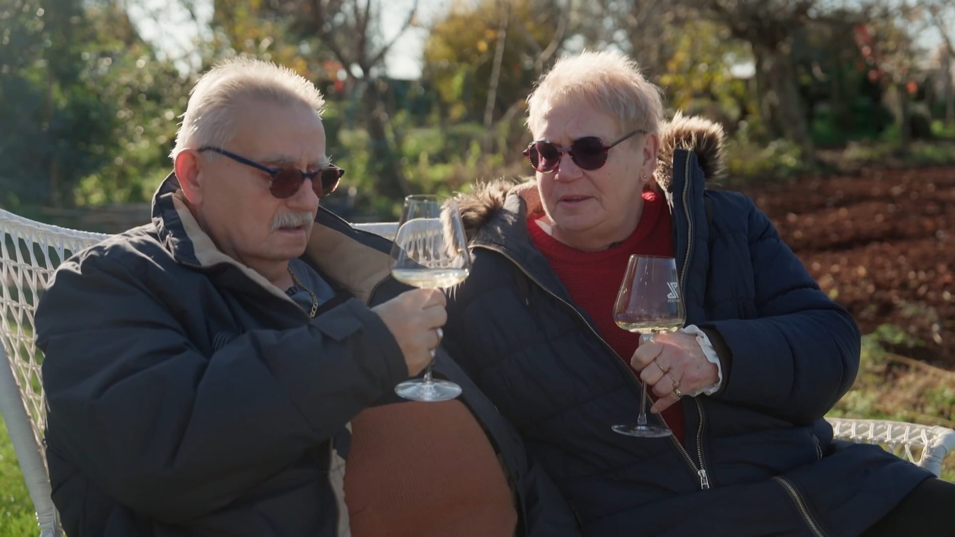 Han en Norma genieten van wijn en shoppen in Kroatië
