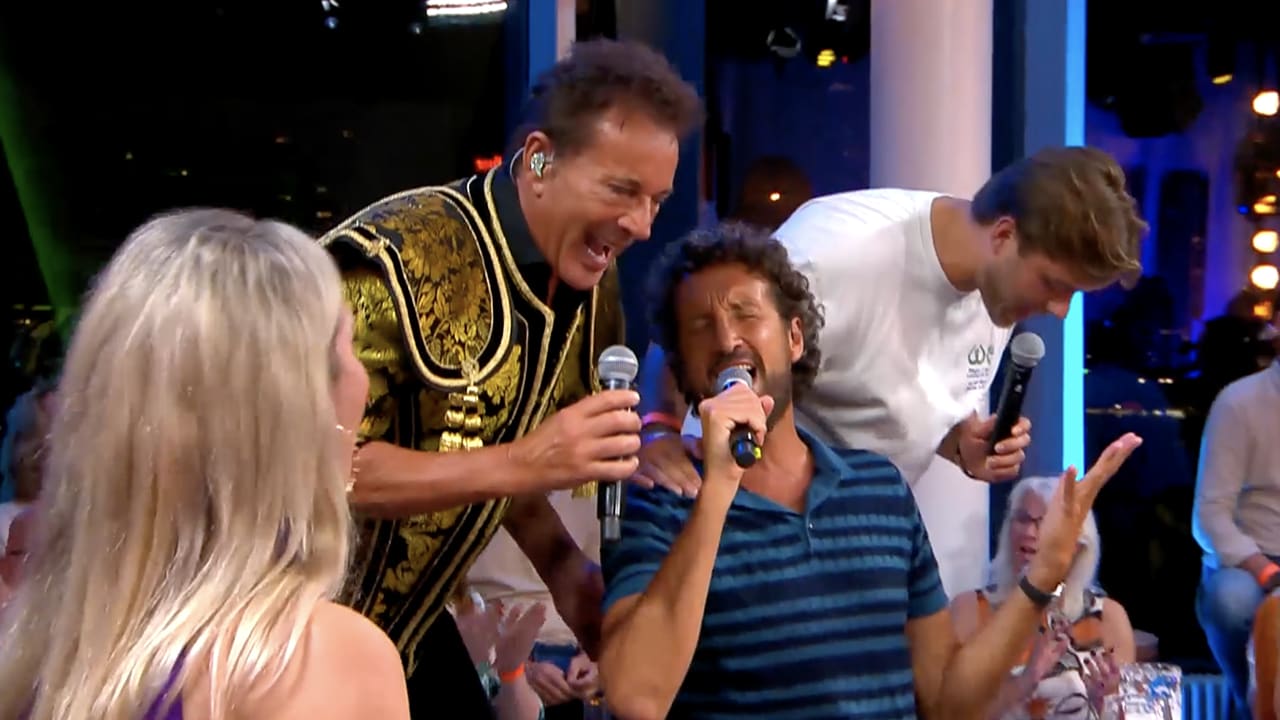 Gerard Joling zingt 'Zing Met Me Mee' met Jan Joost van Gangelen in commercialbreak van De Oranjezomer