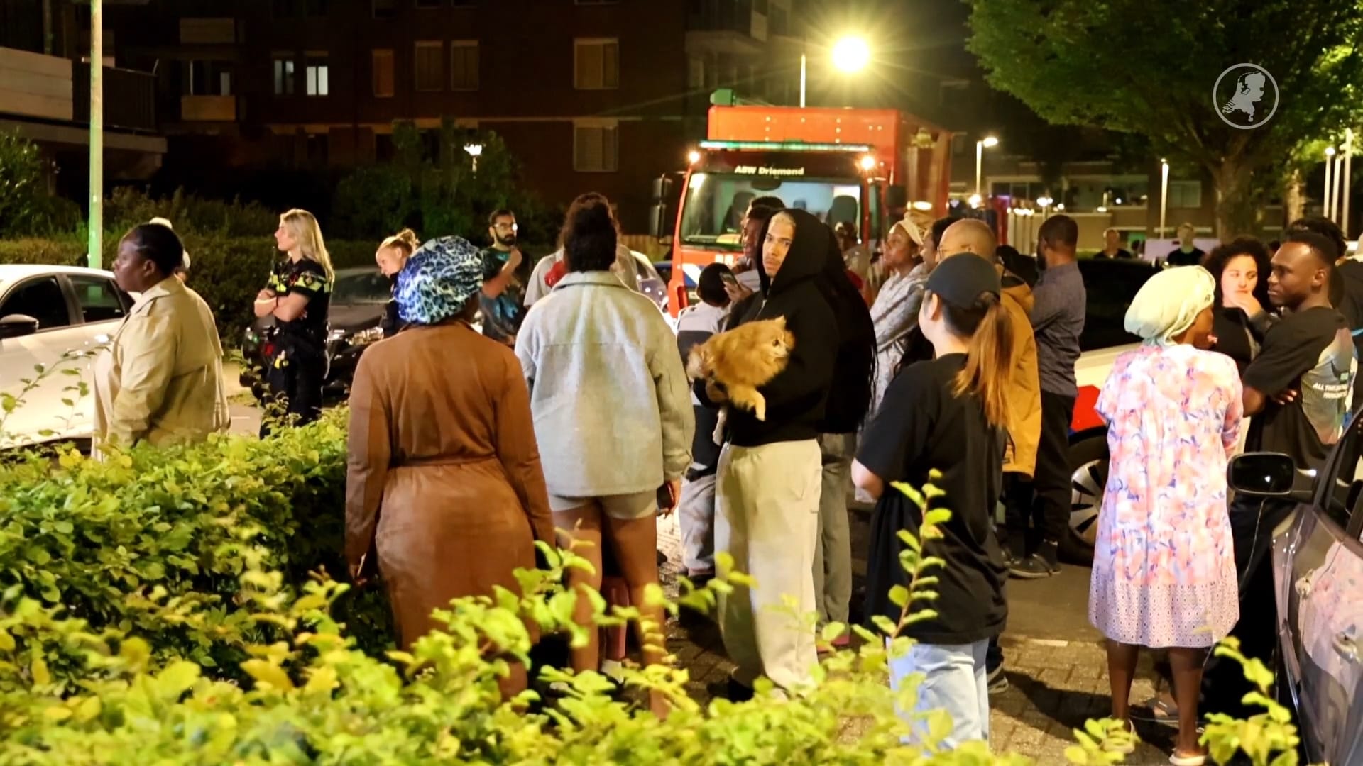 Grote brand en gaslek in wooncomplex Amsterdam na explosie, politie zoekt verdachten