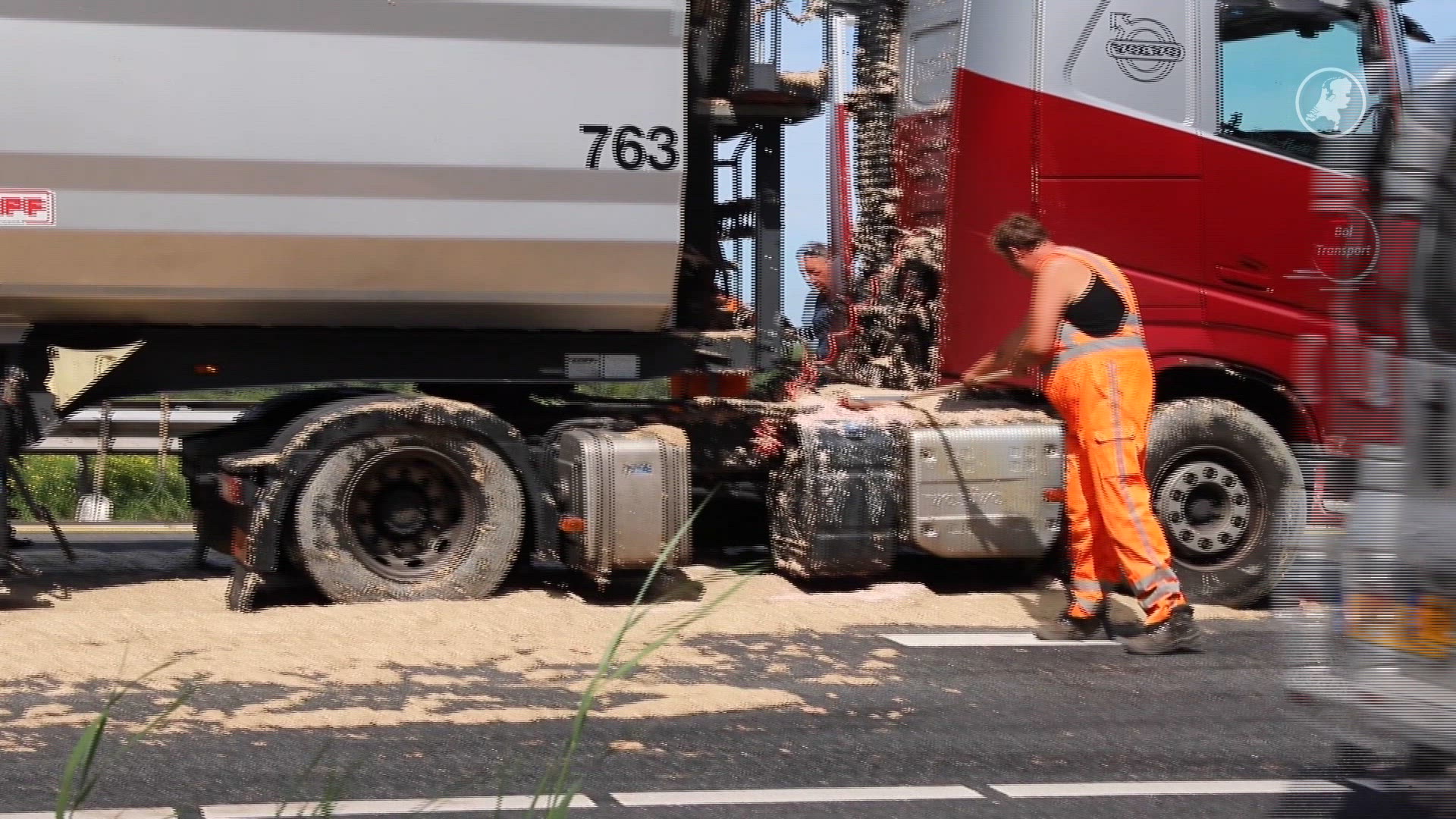 Vrachtwagen verliest slachtafval op de snelweg