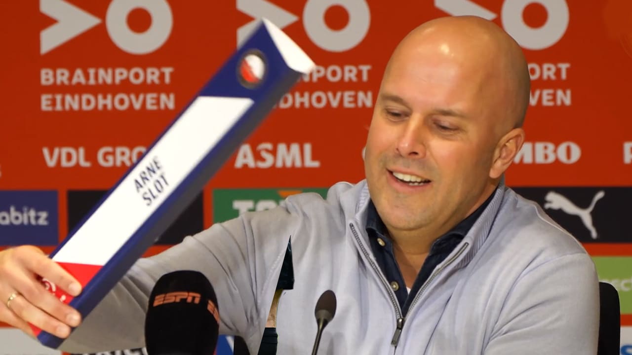 Slot grapt met naambordje over vermeende Bayern-interesse: 'Staat hier Peter Bosz op?'