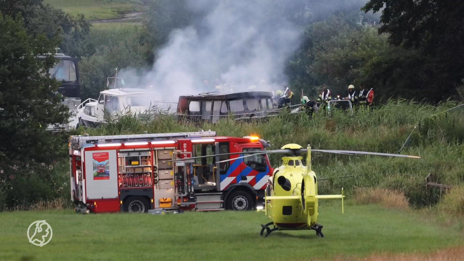 Twee gewonden door explosie en brand op boot in Friesland