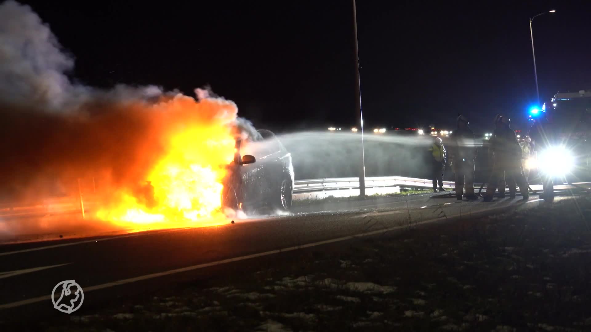 Auto brand helemaal uit langs snelweg Assen